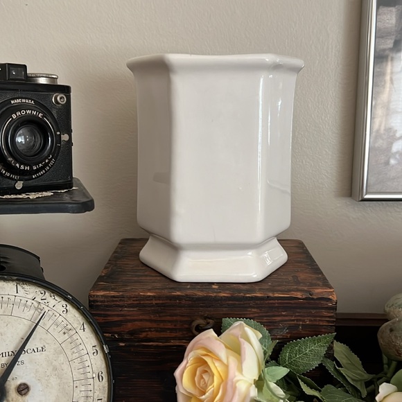 🌸Ceramic Vase - Picture 2 of 9